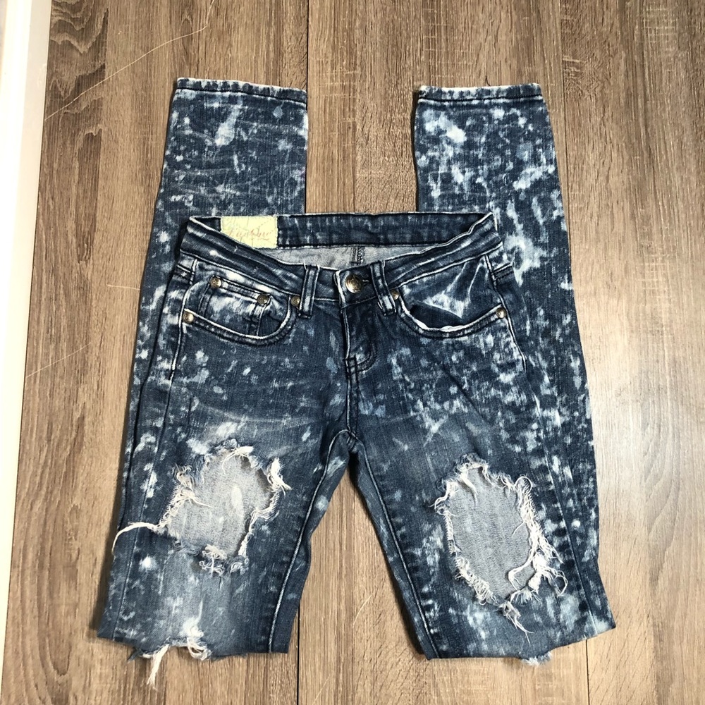 Machine 25 Distressed Splatter Skinny Jeans
